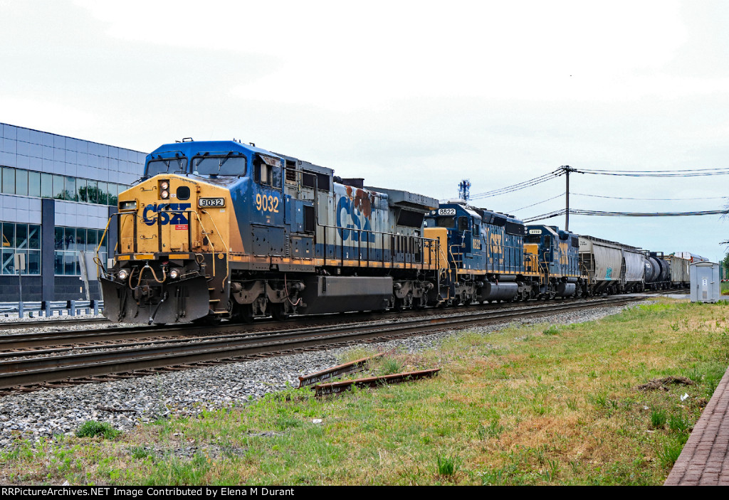 CSX 9032 on M-433